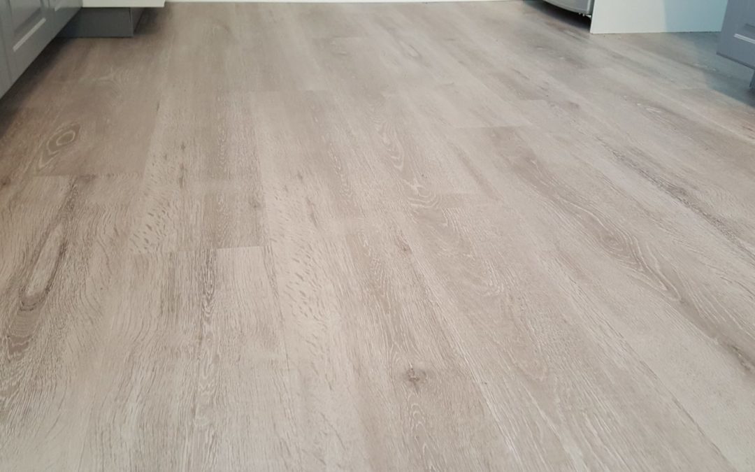 Pose de lame LVT clipsable finition sel de gérande